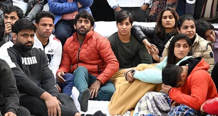 Wrestler-Protest_202306051919243255_H@@IGHT_373_W@@IDTH_696 (1)