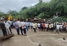 लक्झरी बस कोसळली : २ ठार तर ३० गंभीर जखमी