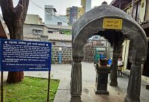 अन म्हणे आम्ही विद्येच्या माहेरघरचे महात्मा फुले स्मारकाच्या एका फलकात चुकाच चुका