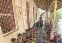 नातवाच्या बारशा निमित्त मुख्याध्यापिका आजी कडून विद्यार्थ्यांना स्नेहभोजन !