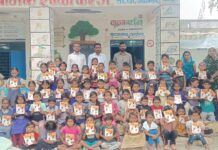 करंज जि.प. शाळेत विद्यार्थ्यांना मोफत लेखन साहित्याचे वाटप