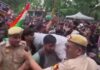 लोकशाहीत आंदोलने का चिरडली जातात ?