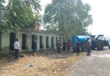 सुनसगावात विजयादशमीच्या मुहूर्तावर तरुणांनी केली महिला शौचालयाची साफसफाई